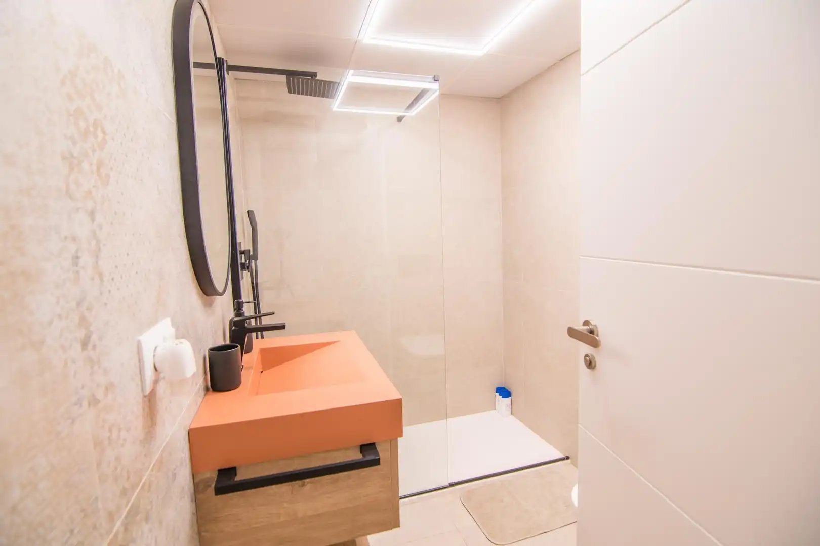 Badezimmer von Wohnungen zum Verkauf in Gandia mit Klimaanlage, Privatgarten und Terrasse