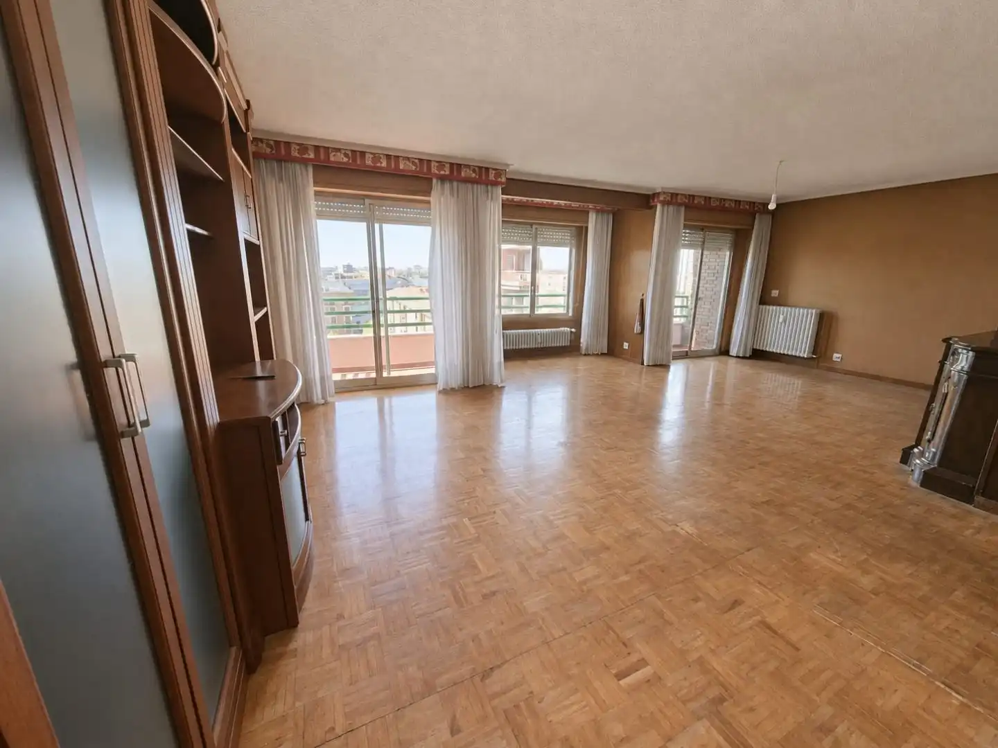 Sala d'estar de Pis en venda en León Capital  amb Terrassa i Balcó