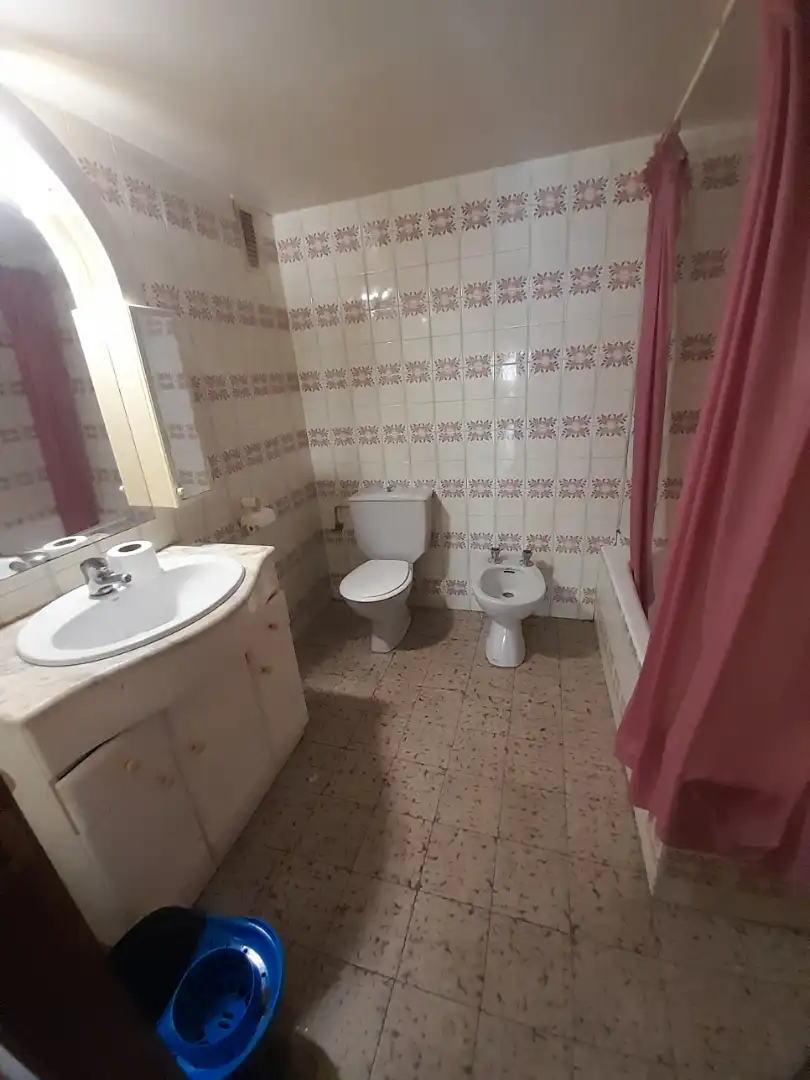 Badezimmer von Wohnung zum Verkauf in Sopela mit Balkon