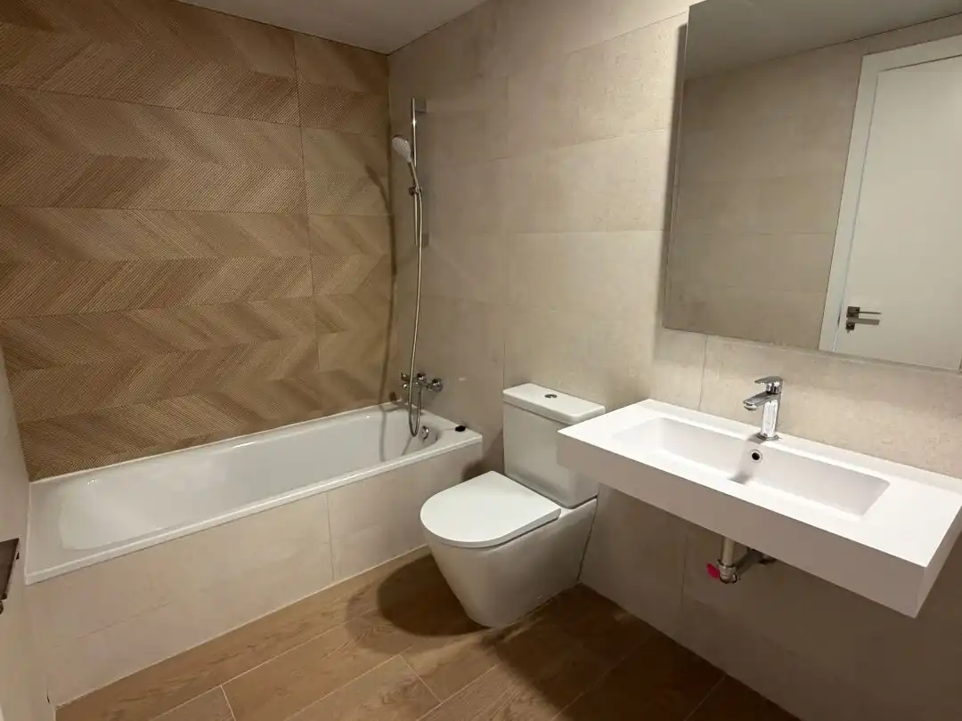Badezimmer von Wohnung zur Miete in Ciudad Lineal