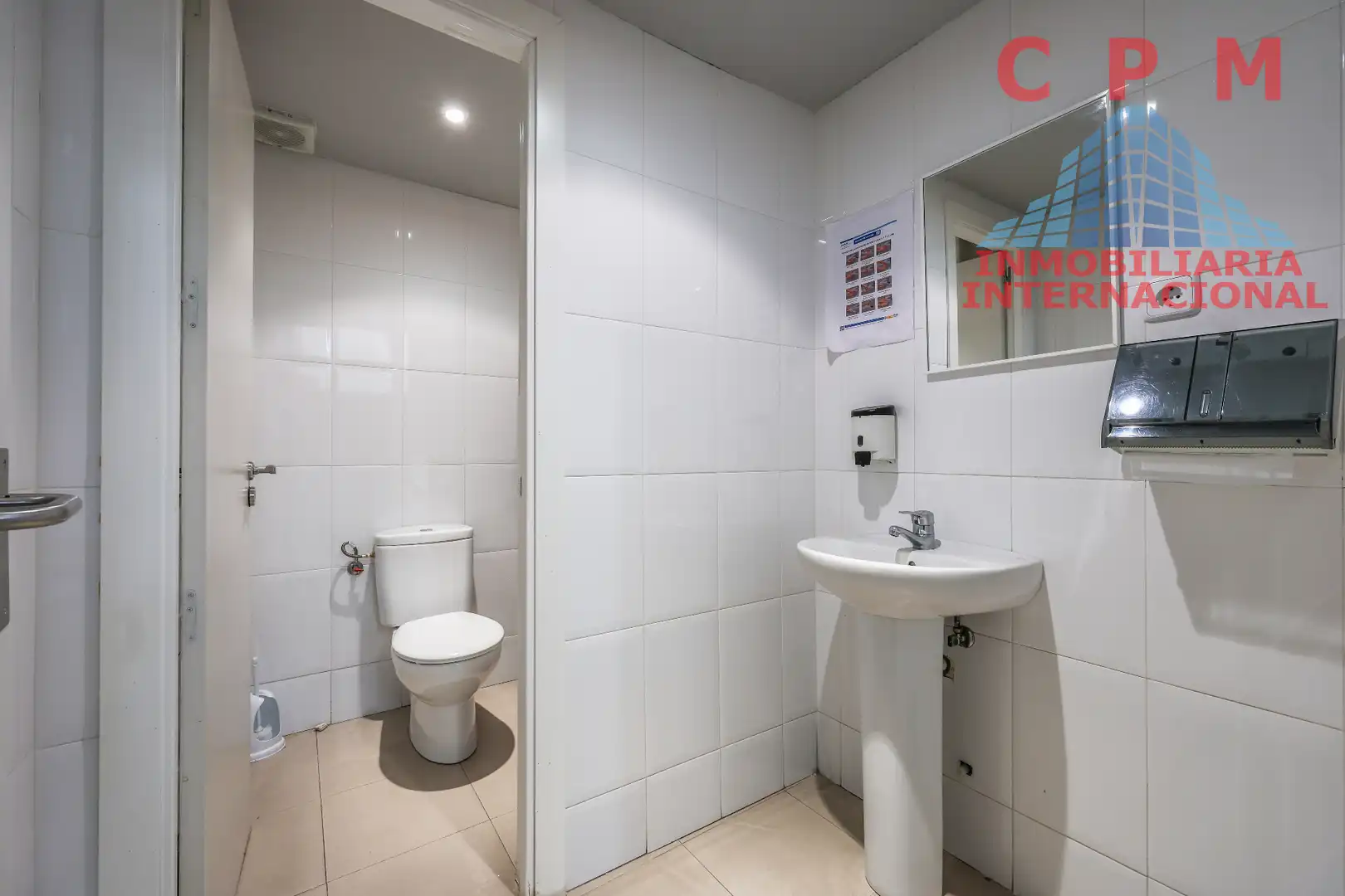 Bany de Local de lloguer en Madrid amb Parquet, Internet i Alarma