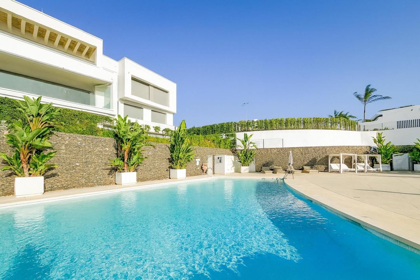 Piscina de Apartament en venda en Marbella amb Aire condicionat, Calefacció i Jardí privat