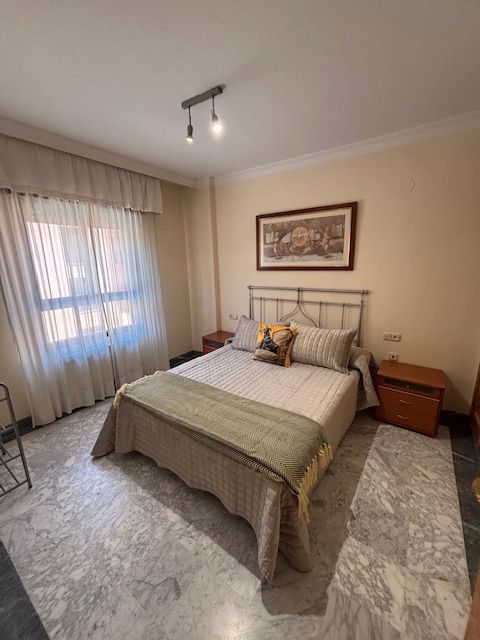 Dormitori de Pis de lloguer en  Granada Capital amb Aire condicionat, Calefacció i Moblat