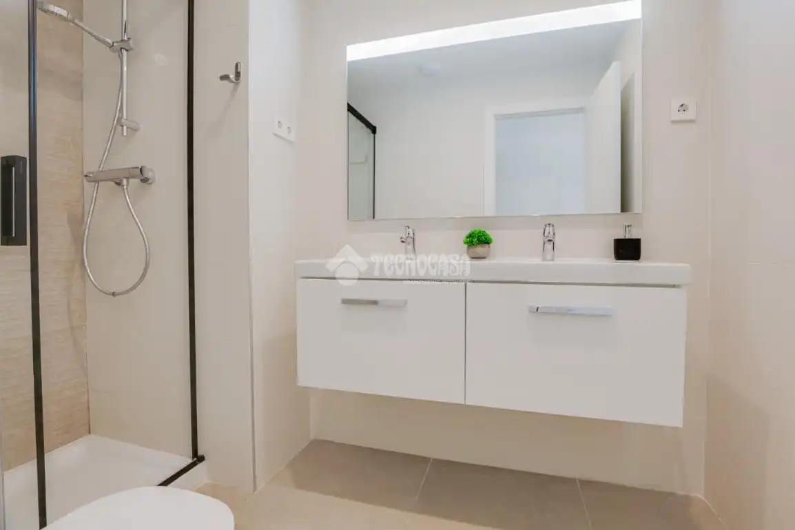 Baño de Piso en venta en L'Hospitalet de Llobregat con Aire acondicionado, Calefacción y Trastero