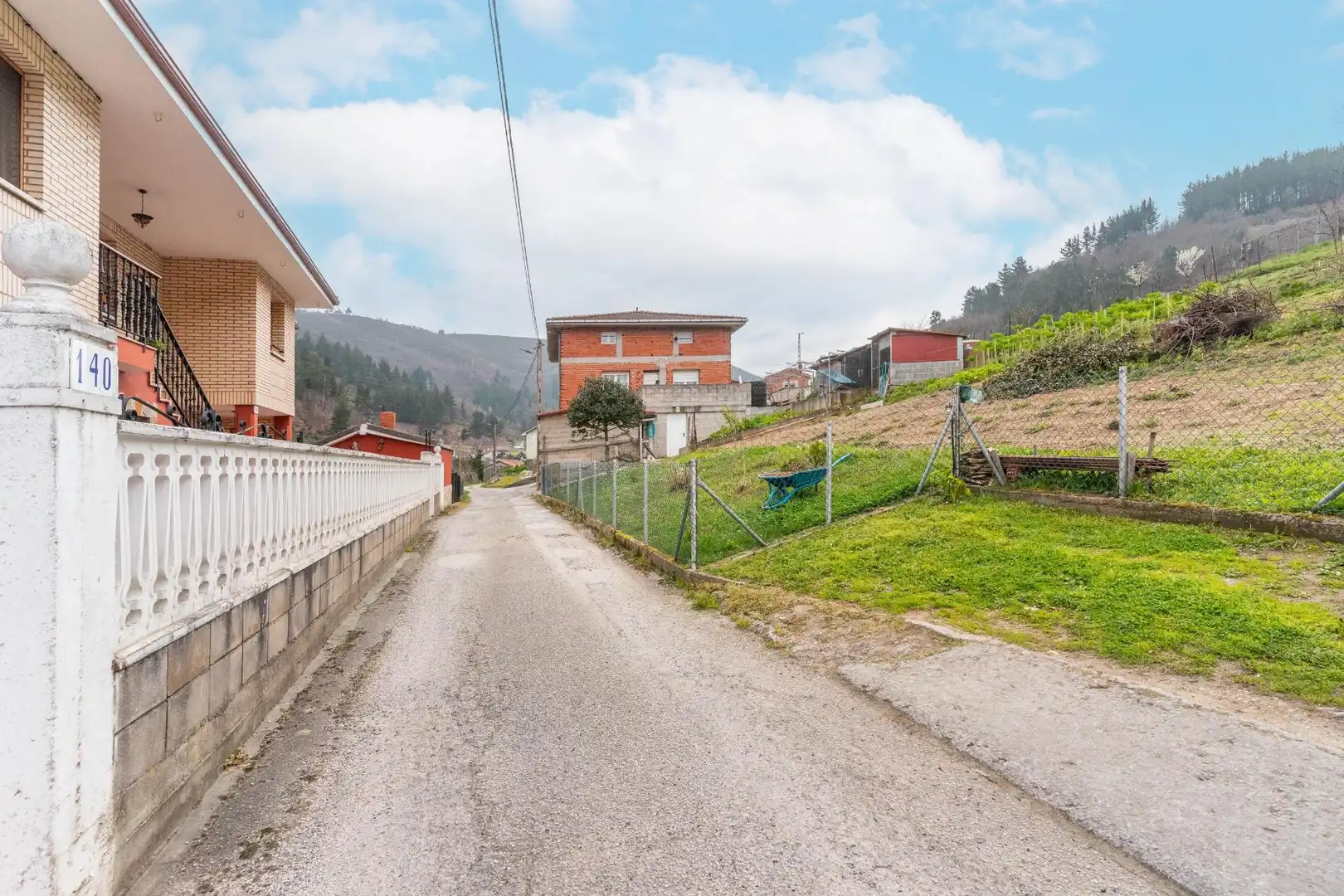 Vista exterior de Casa o xalet en venda en Cangas del Narcea amb Calefacció, Jardí privat i Terrassa