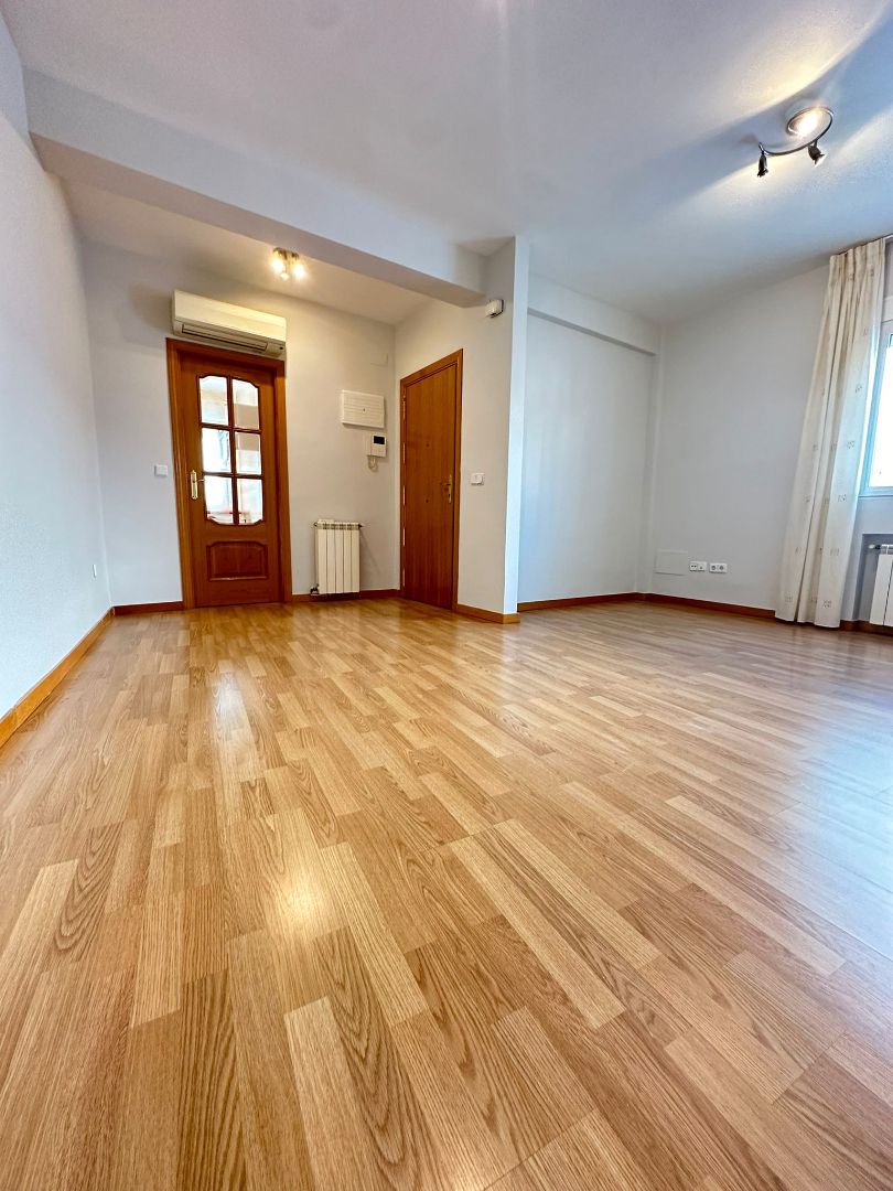 Sala d'estar de Apartament de lloguer en Ciudad Real Capital amb Aire condicionat