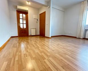 Sala d'estar de Apartament de lloguer en Ciudad Real Capital amb Aire condicionat