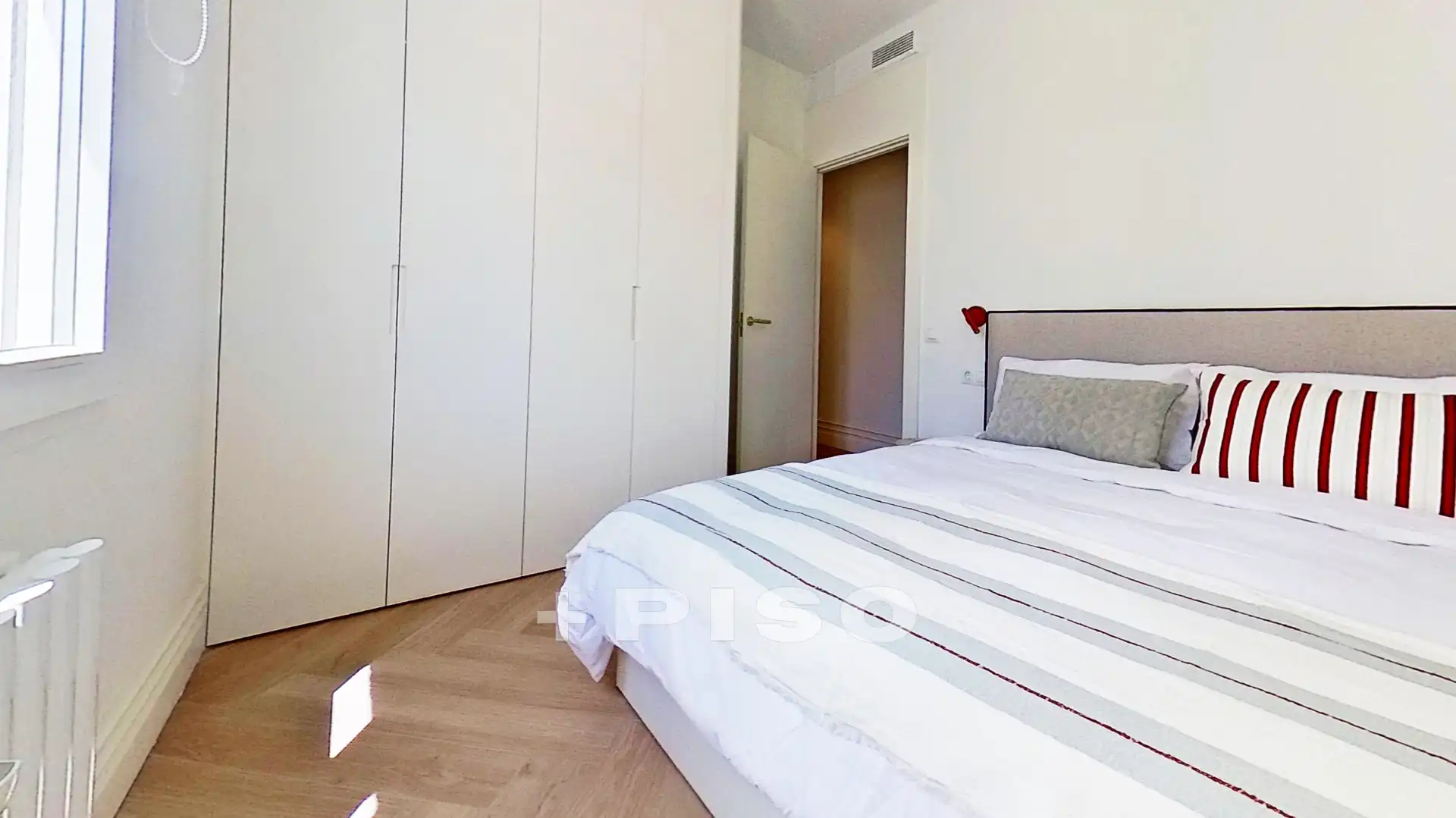 Schlafzimmer von Dachboden zum Verkauf in Madrid mit Klimaanlage, Terrasse und Möbliert