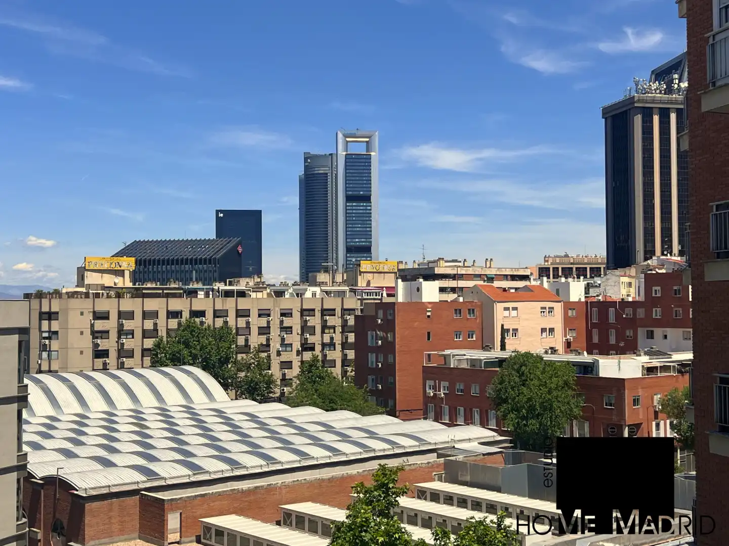 Vista exterior de Pis en venda en Madrid amb Calefacció, Parquet i Terrassa