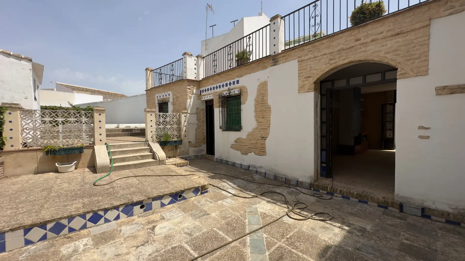 Vista exterior de Casa o xalet en venda en Umbrete amb Terrassa, Traster i Piscina
