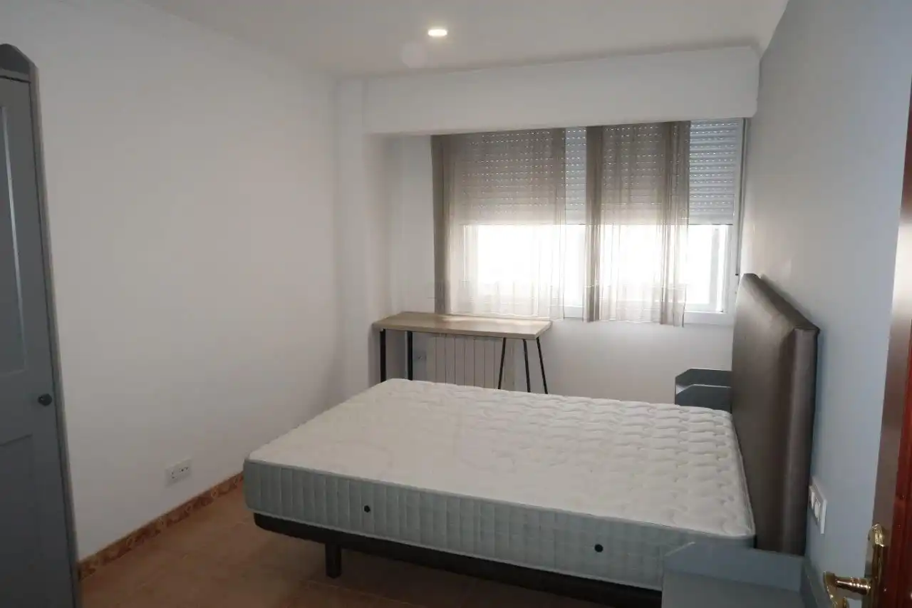 Schlafzimmer von Wohnung zur Miete in A Coruña Capital  mit Heizung und Möbliert