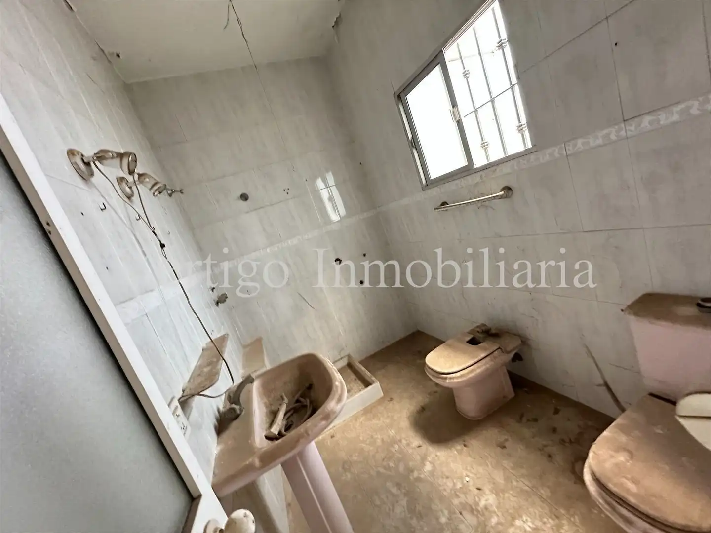 Bathroom of Houses for sale in Dos Hermanas  with Terrace, Storage room and Balcony