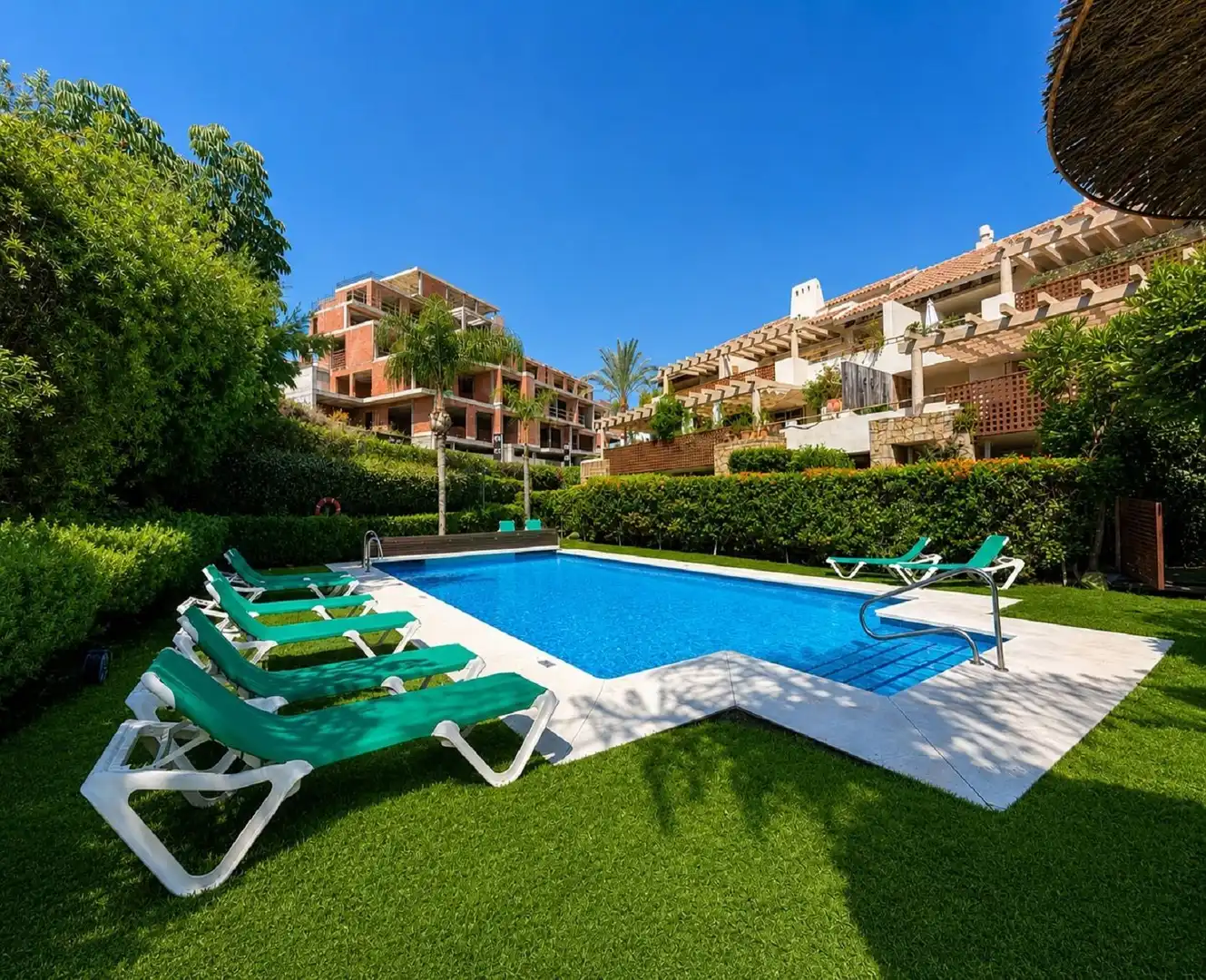 Vista exterior de Apartament en venda en Marbella amb Aire condicionat, Jardí privat i Terrassa