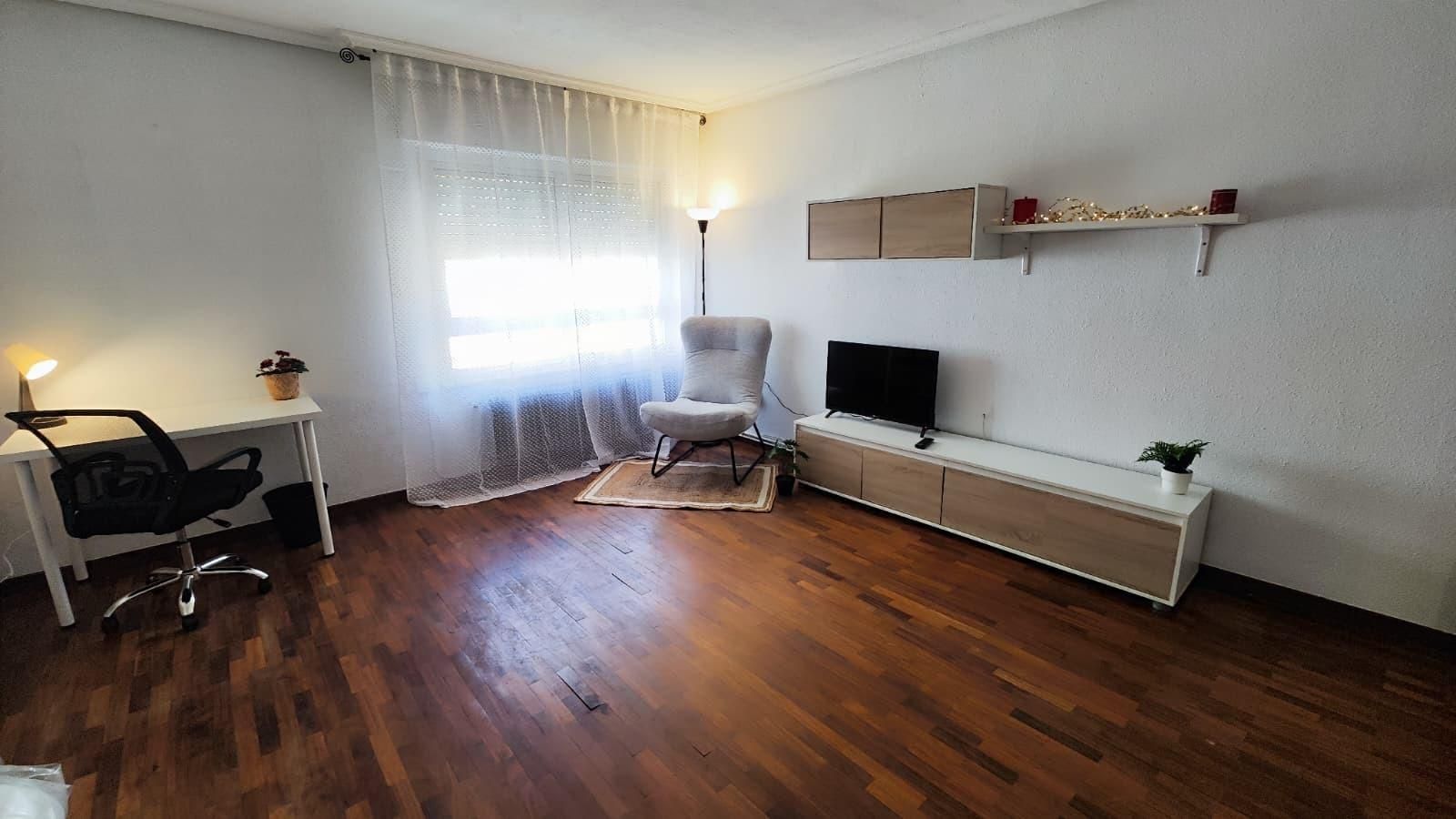 Sala d'estar de Pis per a compartir en León Capital  amb Calefacció i Terrassa