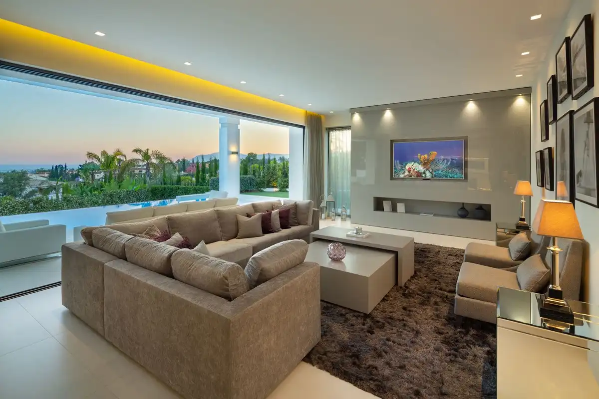 Sala d'estar de Casa o xalet en venda en Marbella amb Jardí privat, Terrassa i Piscina