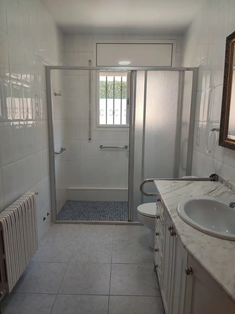 Baño de Casa o chalet de alquiler en Viladecans con Aire acondicionado, Calefacción y Jardín privado