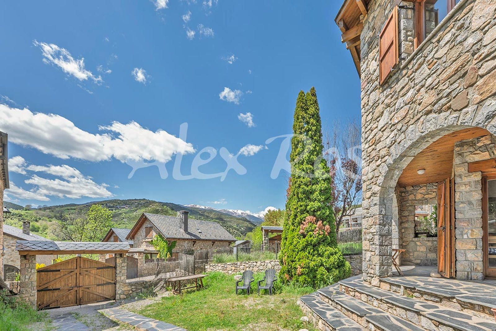 Vista exterior de Casa o xalet en venda en Isòvol amb Calefacció i Jardí privat