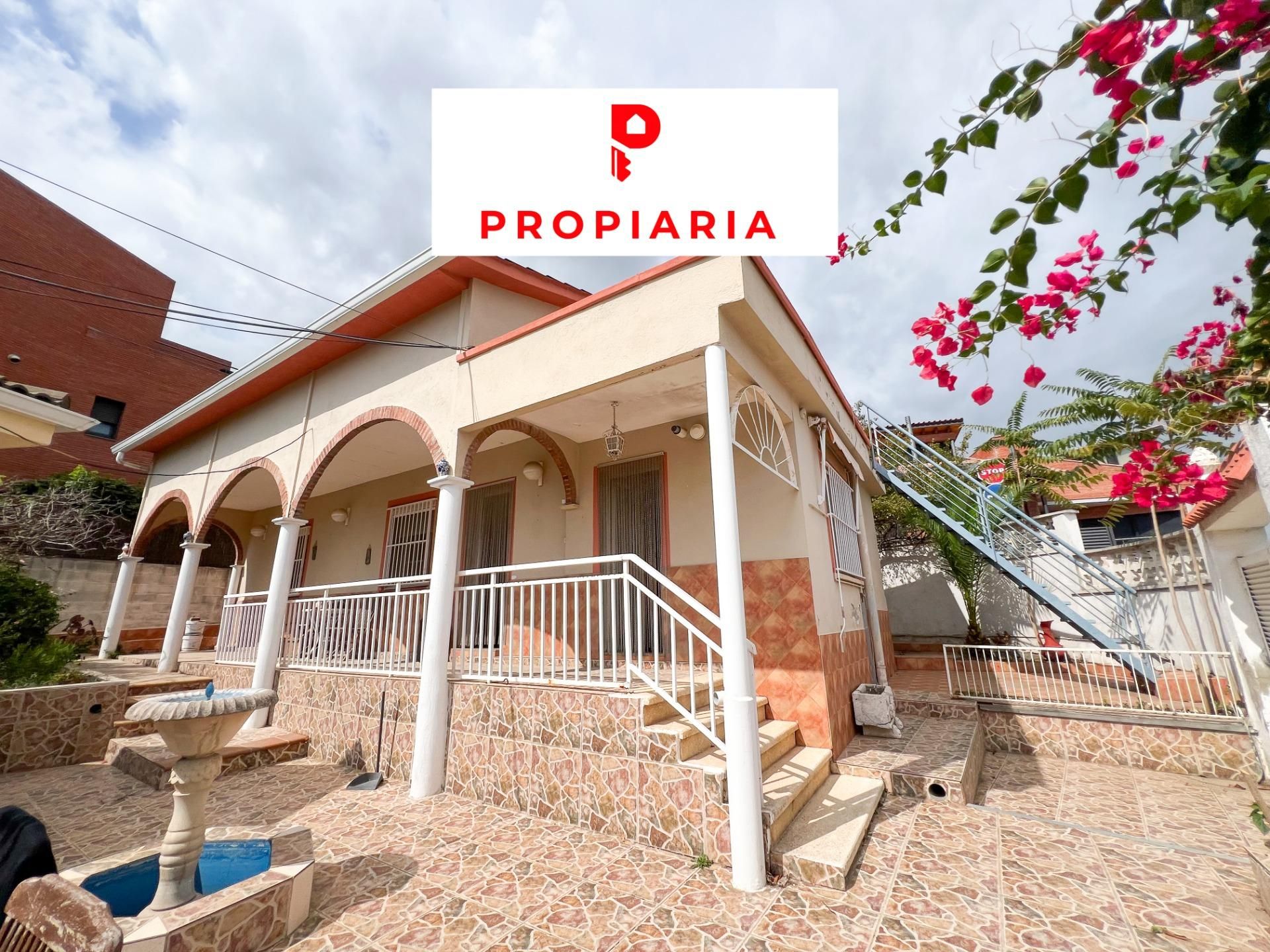 Vista exterior de Casa o chalet en venta en Sant Boi de Llobregat con Calefacción, Jardín privado y Terraza