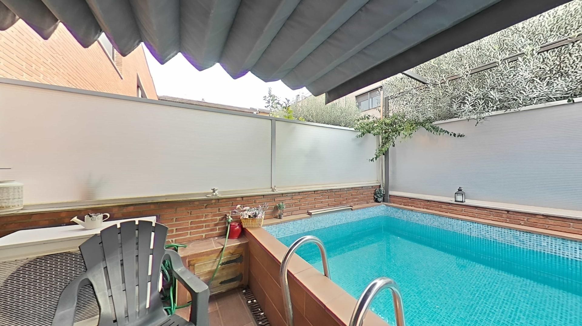 Piscina de Casa adosada en venda en Granollers