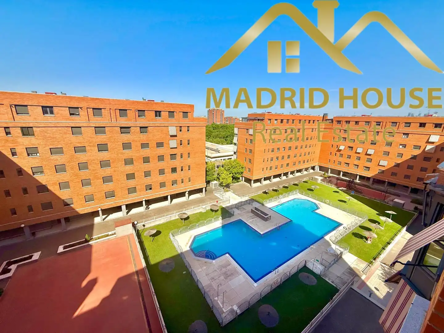 Vista exterior de Àtic en venda en Madrid amb Aire condicionat, Calefacció i Terrassa