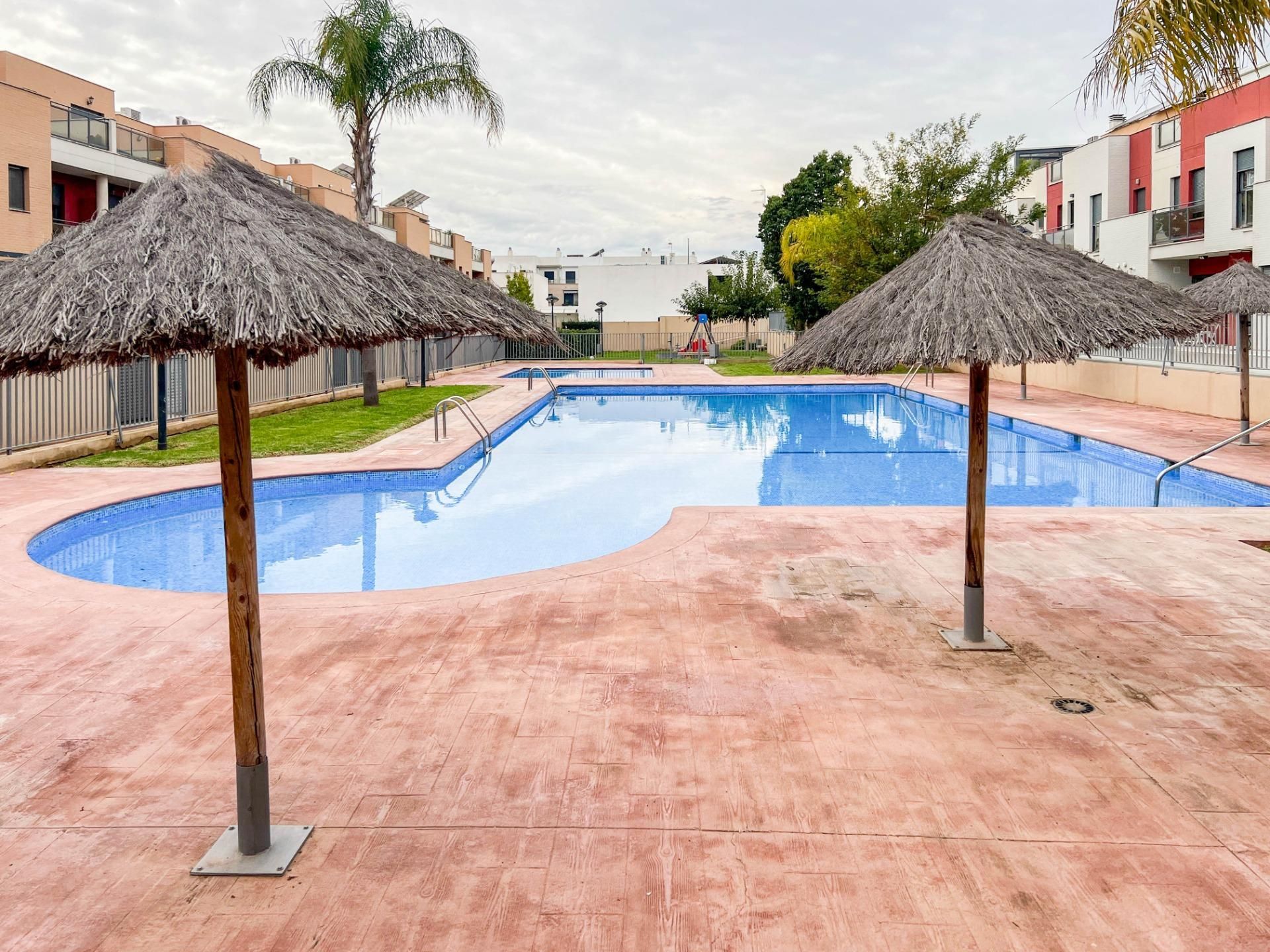 Piscina de Casa adosada en venda en San Antonio de Benagéber amb Aire condicionat, Terrassa i Alarma