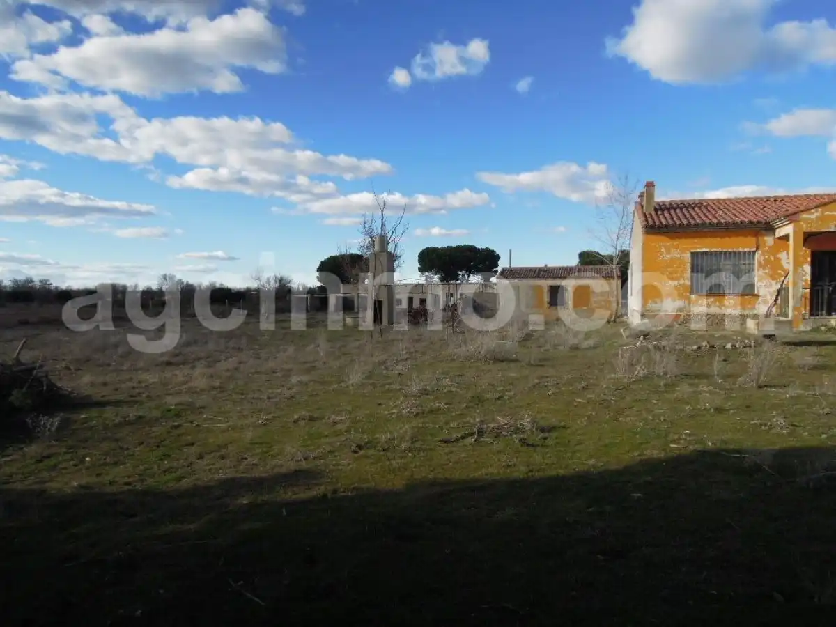 Country homes for sale in Boecillo  with Private garden