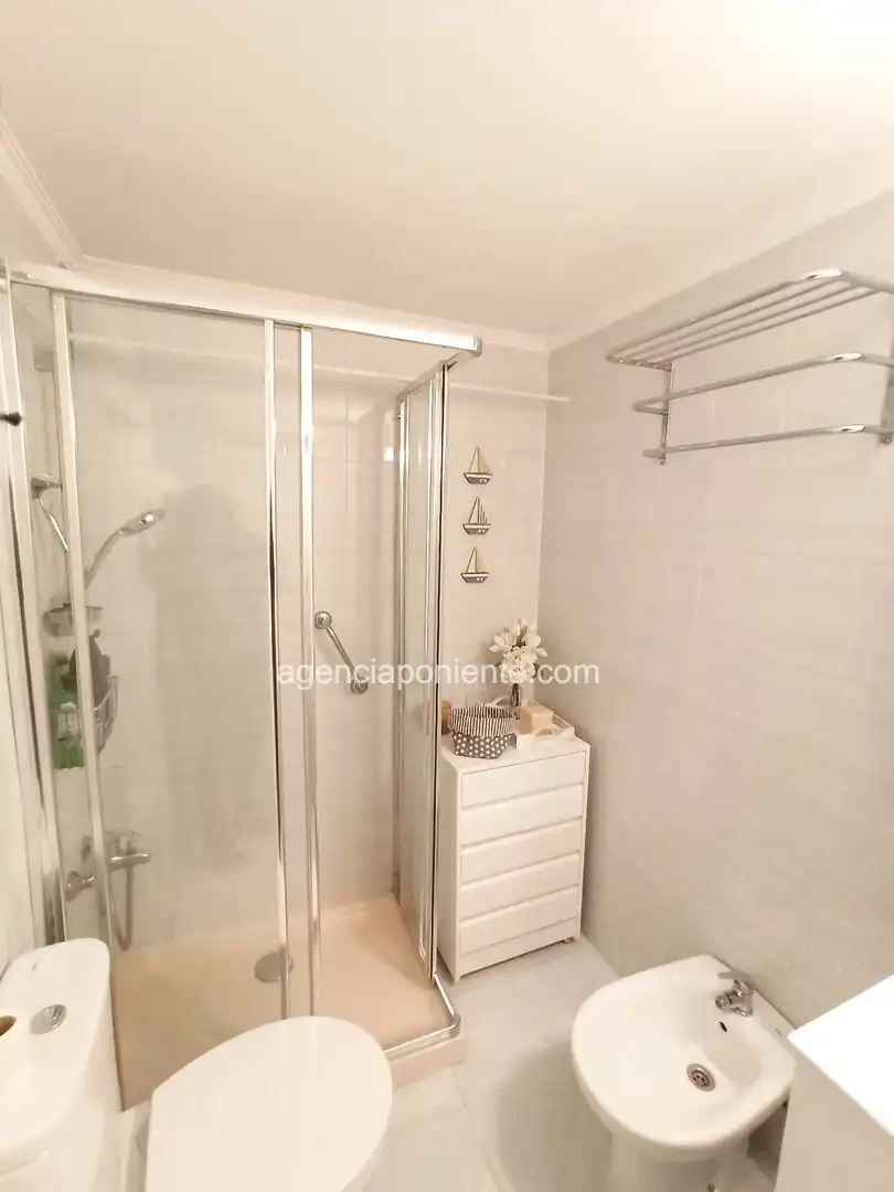 Baño de Apartamento de alquiler en Finestrat con Aire acondicionado, Terraza y Amueblado