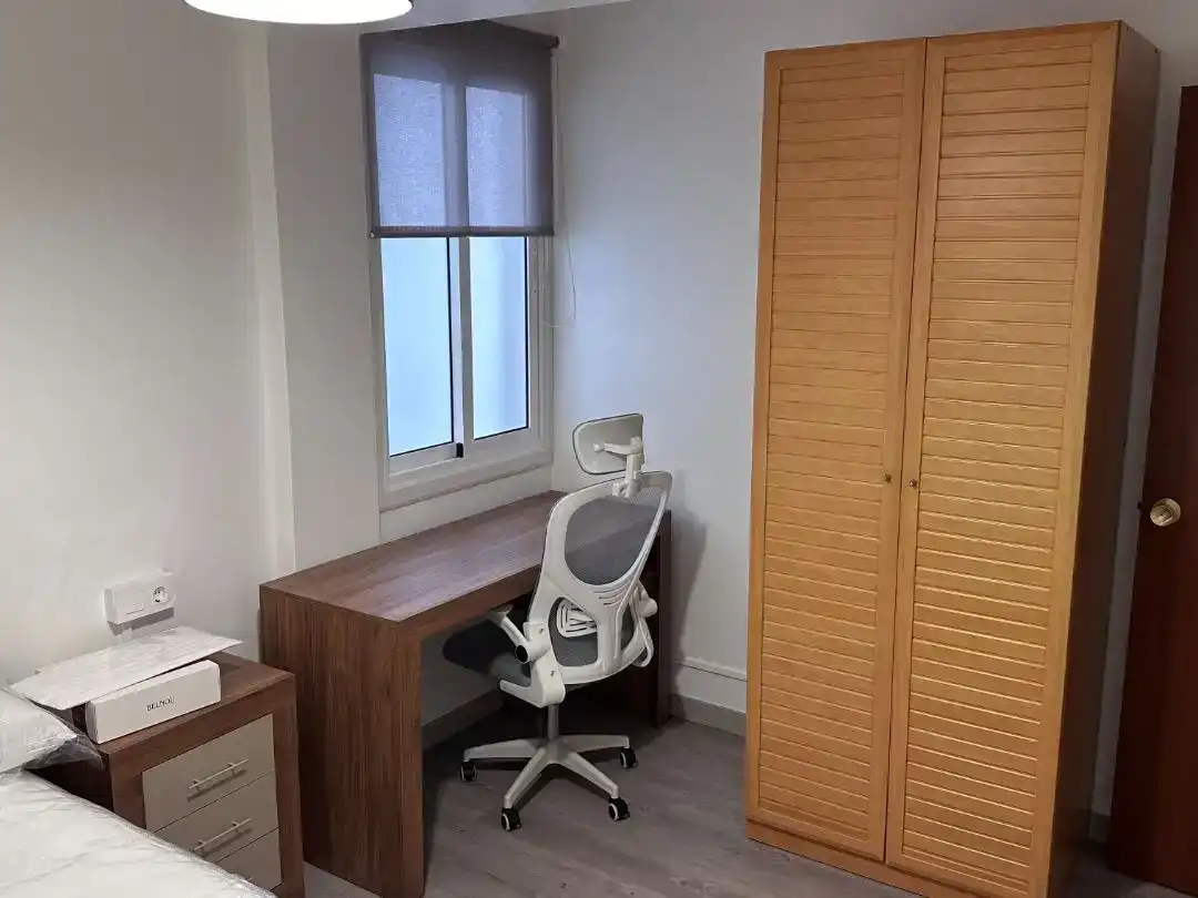 Dormitori de Pis de lloguer en Ferrol amb Parquet i Moblat