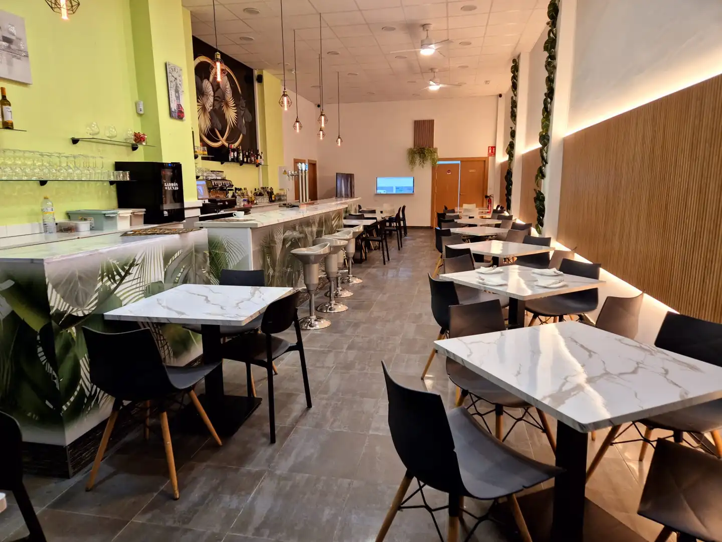Business premises for transfer in Avenida Herminio Almendros 68, imagen 2