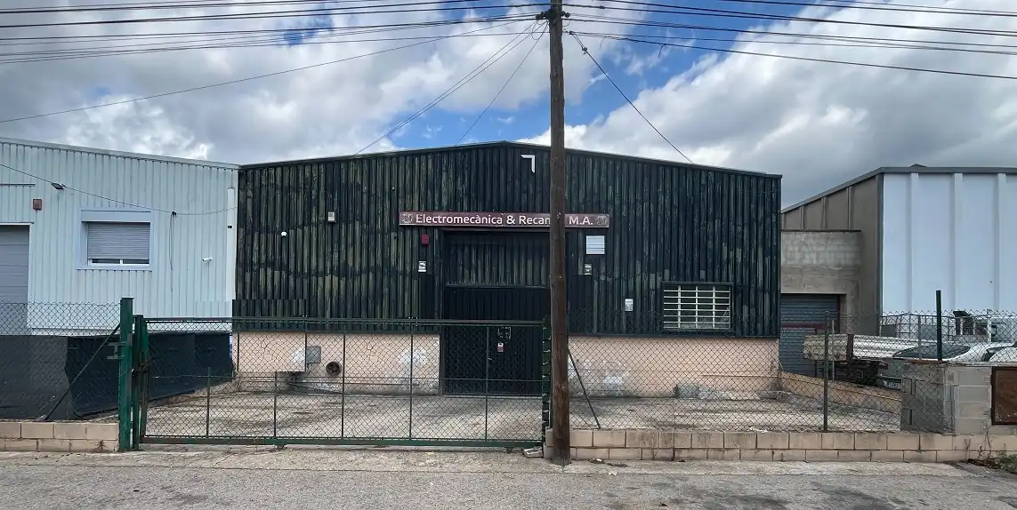 Außenansicht von Fabrikhallen zum Verkauf in Sils, Girona