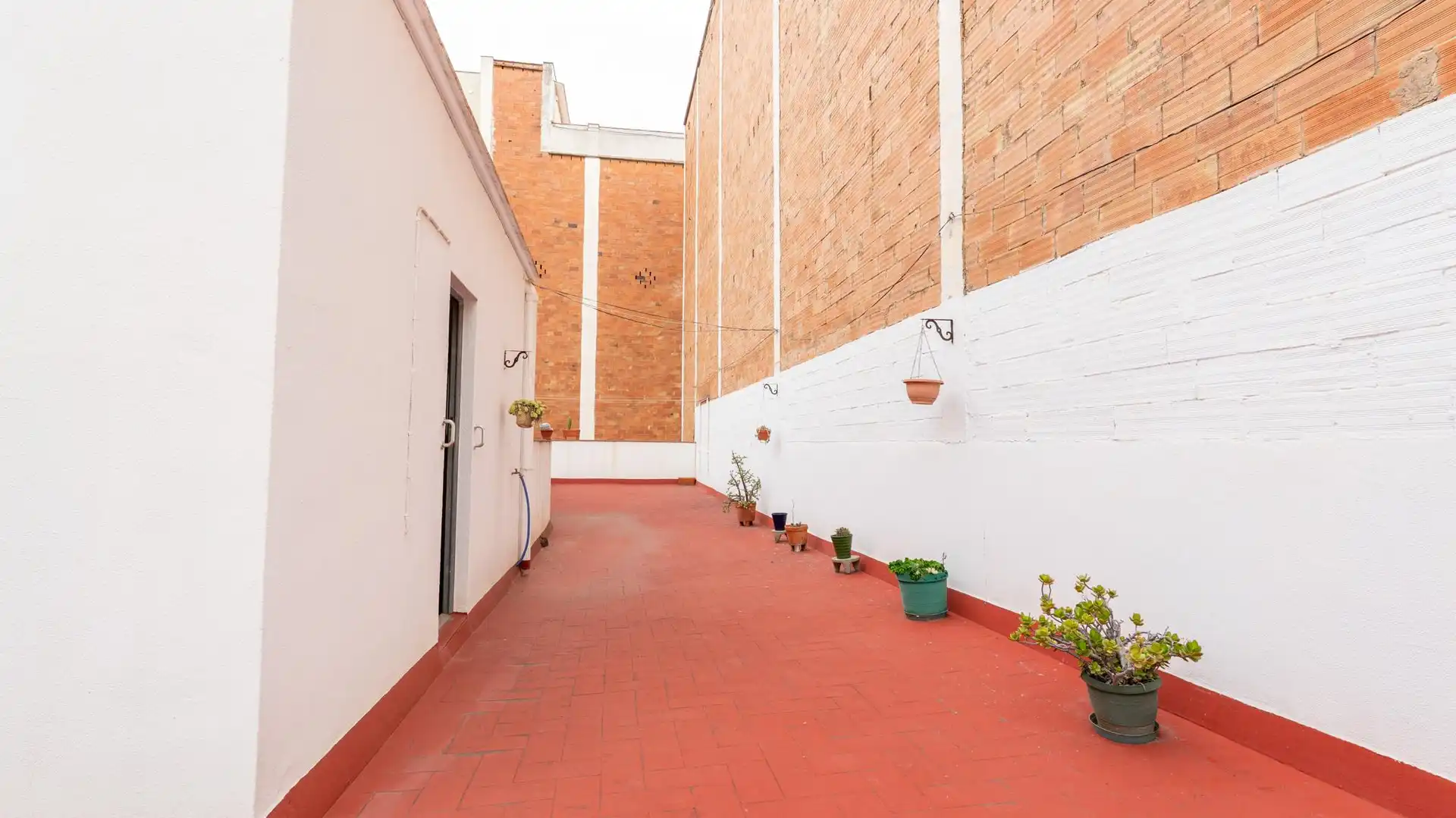 Vista exterior de Casa adosada en venta en L'Hospitalet de Llobregat con Terraza