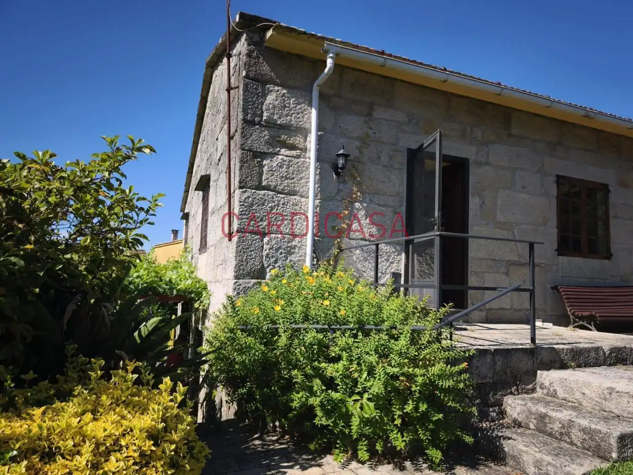 Vista exterior de Casa o xalet en venda en Mondariz amb Calefacció, Jardí privat i Terrassa