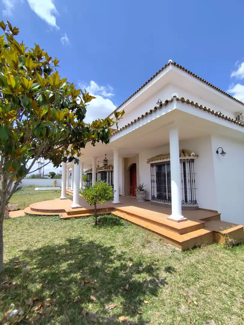 Vista exterior de Casa o xalet en venda en Arcos de la Frontera amb Terrassa, Traster i Piscina