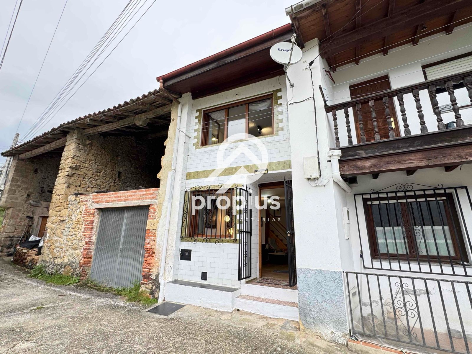 Vista exterior de Casa adosada en venda en Llanes amb Calefacció i Moblat