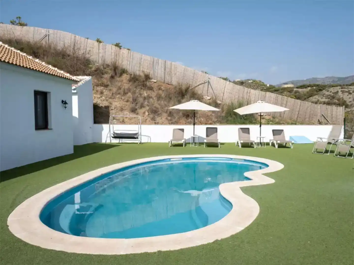 Schwimmbecken von Wohnung zur Miete in Cútar mit Klimaanlage, Privatgarten und Schwimmbad