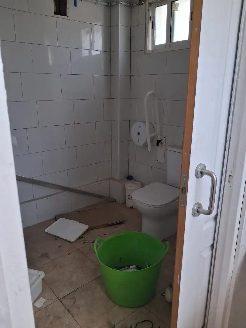 Bany de Local de lloguer en La Jonquera amb Moblat