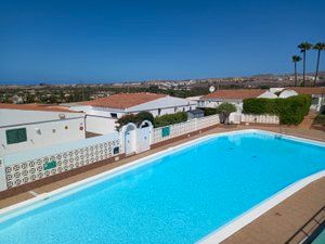 Swimming pool of Single-family semi-detached for sale in San Bartolomé de Tirajana  with Air Conditioner, Private garden and Terrace