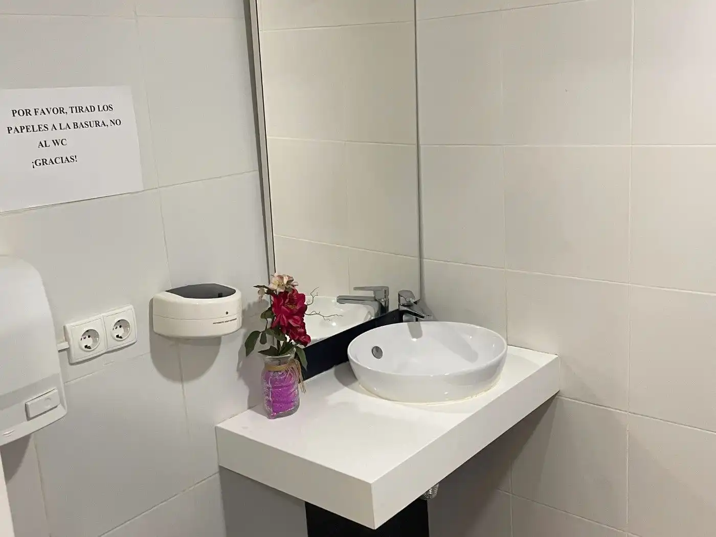 Bany de Local en venda en Santa Coloma de Cervelló amb Aire condicionat, Calefacció i Moblat