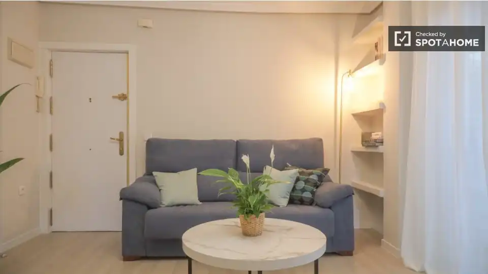 Living room of Flat for rent in Madrid  with Air Conditioner, Heating and Furnished