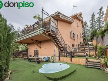 Detached house with balcony for sale in Calle Calle Sauce