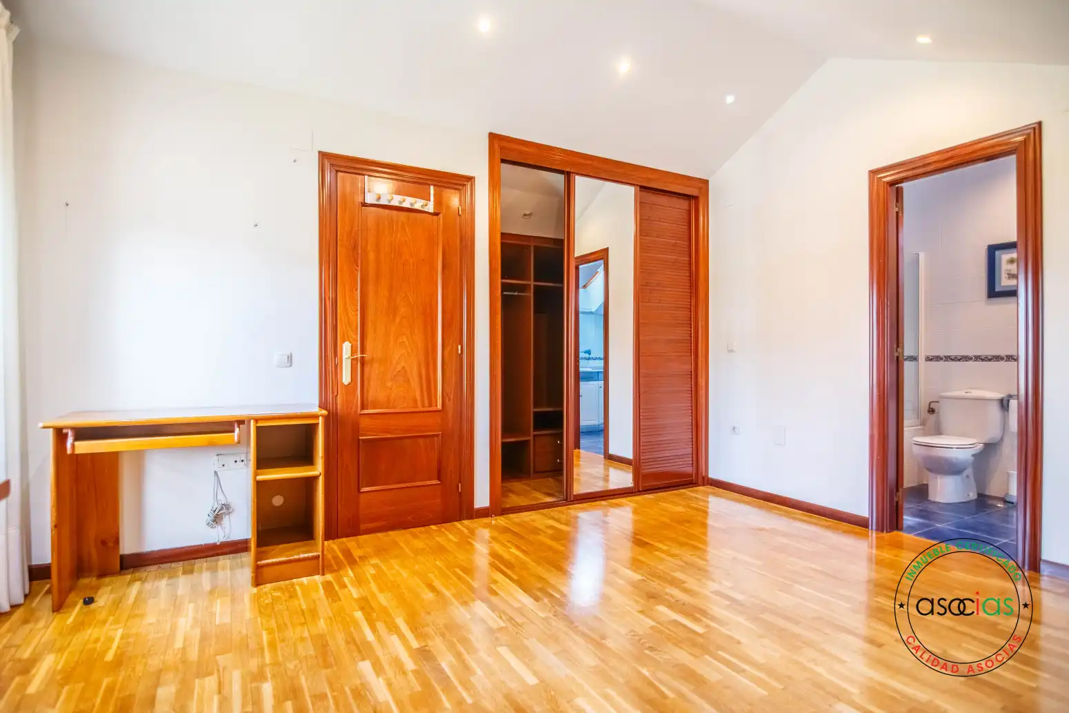 Habitación de Casa adosada en venta en Grado con Calefacción, Jardín privado y Parquet