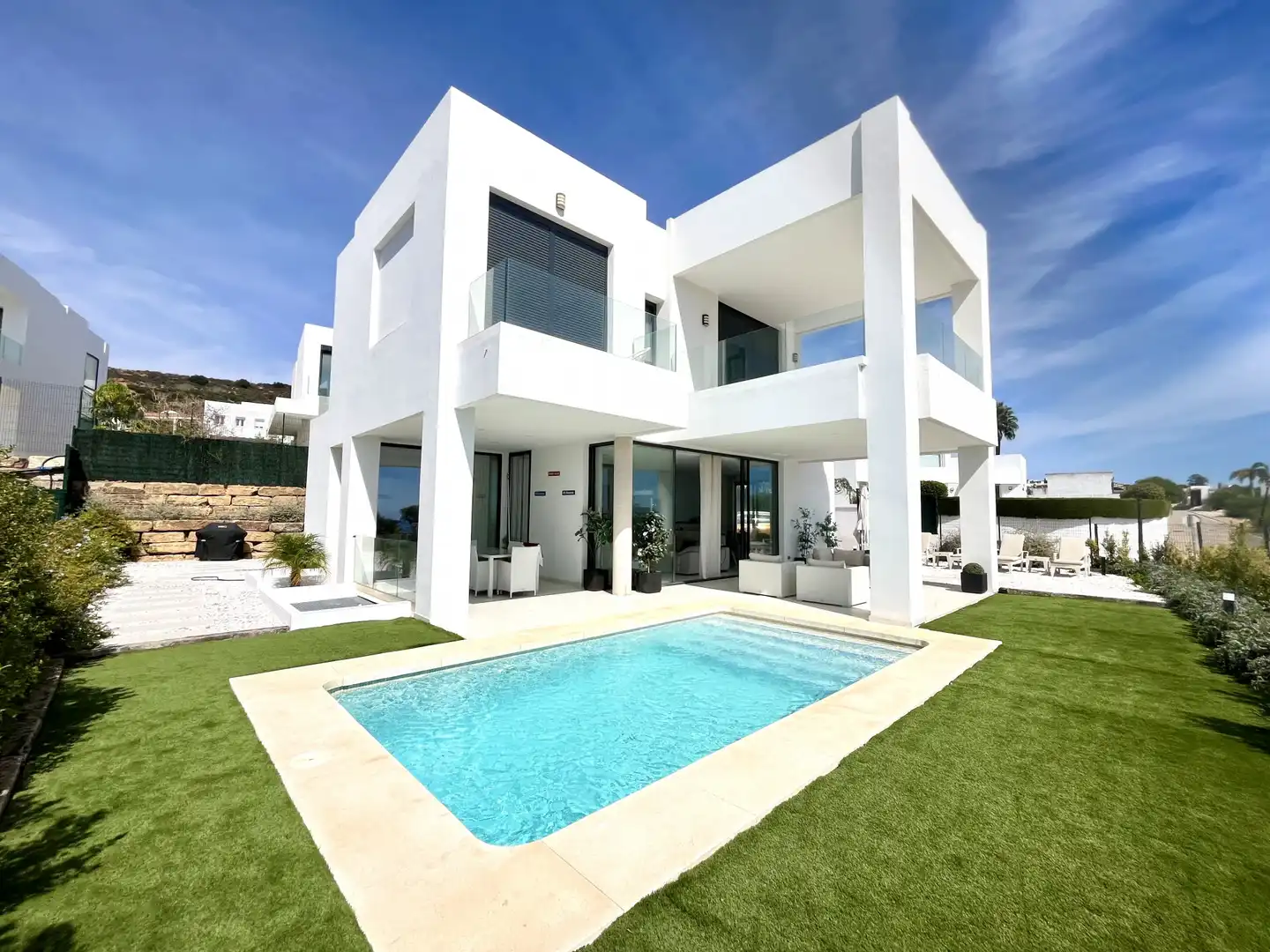 Vista exterior de Casa o xalet en venda en Manilva amb Aire condicionat, Jardí privat i Terrassa