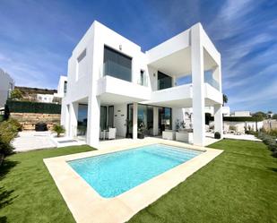 Vista exterior de Casa o xalet en venda en Manilva amb Aire condicionat, Jardí privat i Terrassa