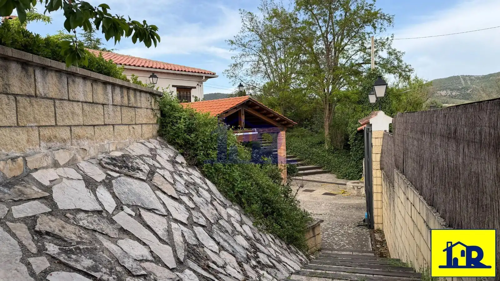 Vista exterior de Casa o xalet en venda en Villalba de la Sierra amb Calefacció, Traster i Piscina
