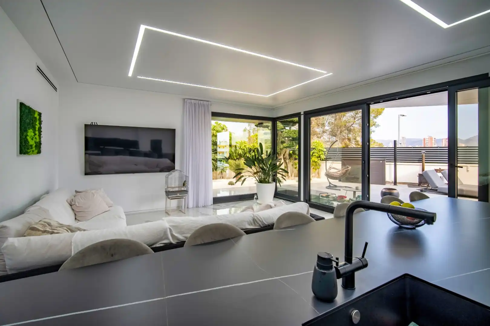 Sala d'estar de Casa o xalet en venda en Benidorm amb Piscina