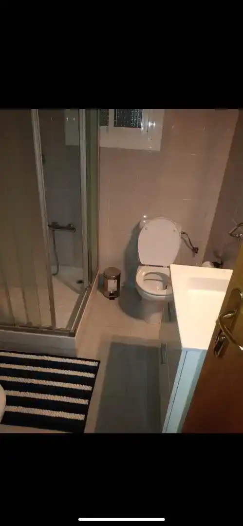 Baño de Piso para compartir en Esplugues de Llobregat con Jardín privado, Piscina y Amueblado