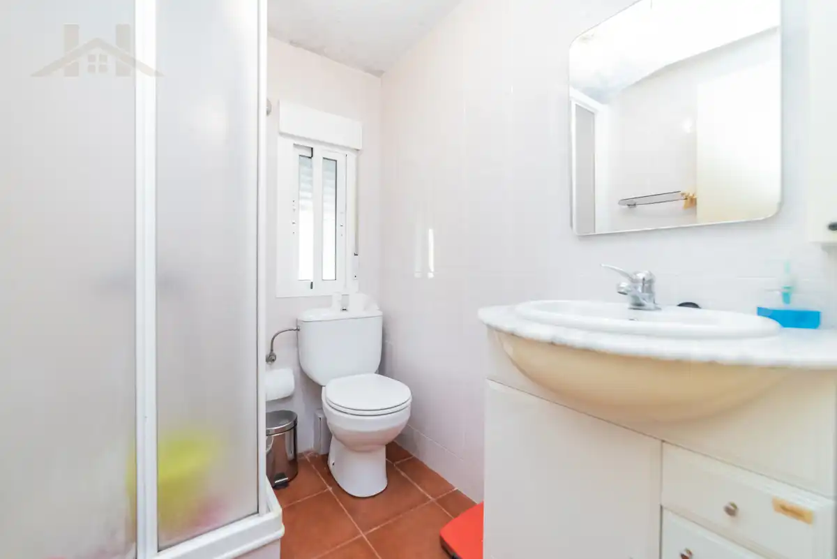 Bany de Casa o xalet en venda en Sevilla la Nueva amb Calefacció, Jardí privat i Piscina