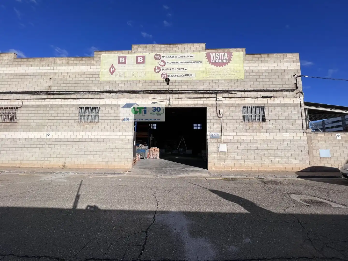 Außenansicht von Fabrikhallen zur Miete in Zaragoza