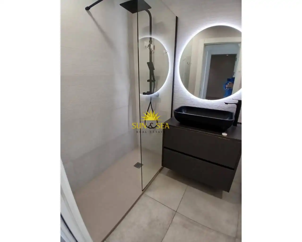 Badezimmer von Erdgeschoss zur Miete in Orihuela mit Klimaanlage, Terrasse und Schwimmbad
