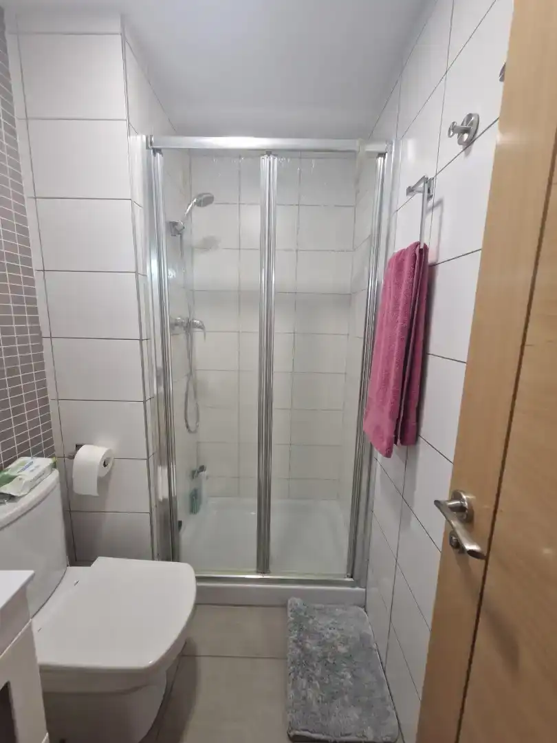 Badezimmer von Wohnungen zur Miete in Elche / Elx mit Klimaanlage, Schwimmbad und Balkon